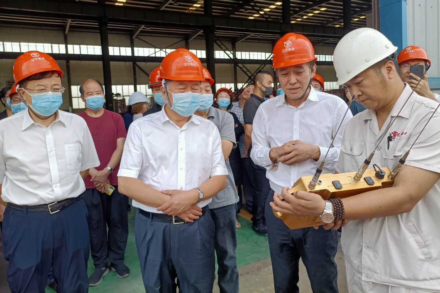 鞍山市人大常委会到仲博cbin99专用汽车公司视察事情